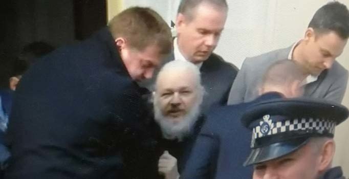 Julian Assange böyle gözaltına alındı