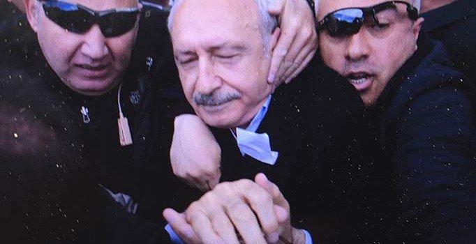 Güvenlik güçleri Kılıçdaroğlu'nu çevredeki bir eve götürdü