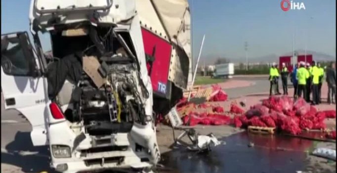 Konya’da işçi servisi ile tır çarpıştı