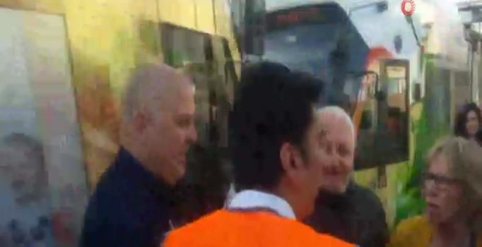 Karaköy’de turistlerin tramvay kavgası