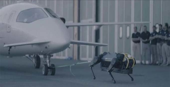 Robot köpek 3 tonluk uçağı çekti