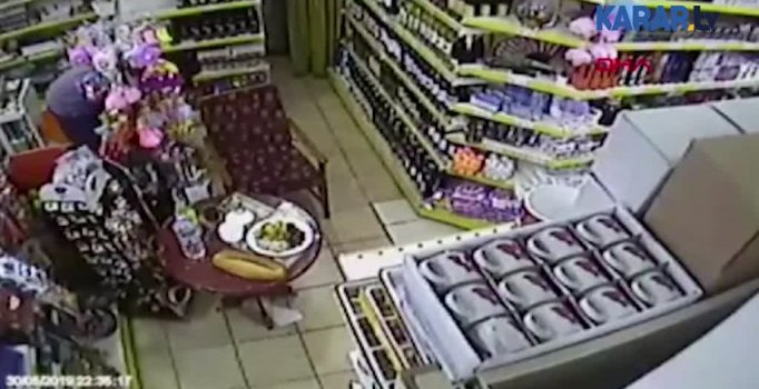 Rus turist markette köpeğe tekme, sahibine kafa attı