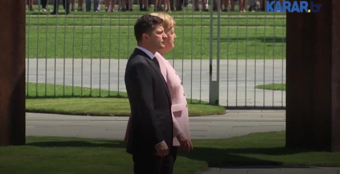 Merkel, Berlin'deki tören sırasında titredi