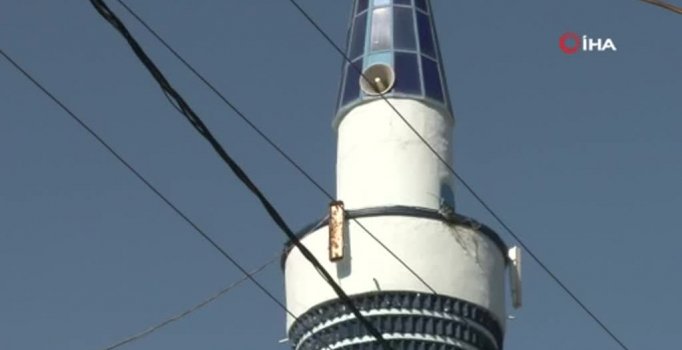 Yol ortasında kalan minare görenleri şaşkına çeviriyor