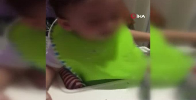 2,5 yaşındaki çocuğu içki masasına oturtup, rakı içirdiler