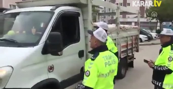 'Dumansız araç' kontrolü yapan polislere vatandaştan tepki 'İçerim size ne!'
