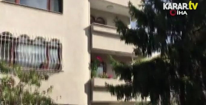 Deprem sonrası bir evin balkonu çöktü