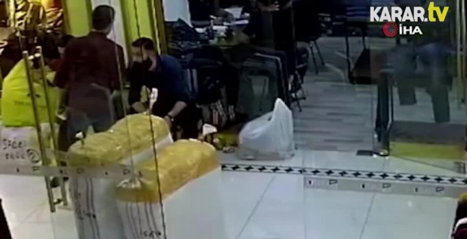 Depremden kaçanları gülerek izledi