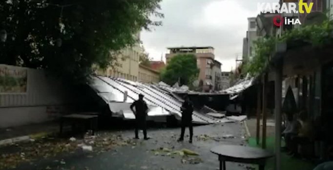 Şiddetli rüzgar okul çatısını uçurdu