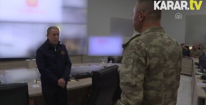 Bakan Akar ile komutanlar sınır hattında