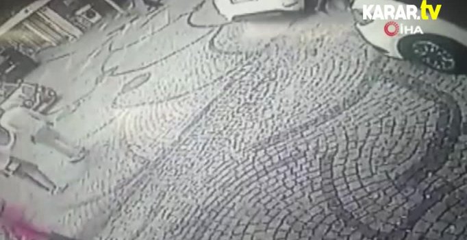 Kendisini kurtarmak isteyen erkeğin üstüne atladı