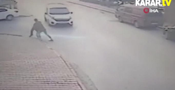 Önüne geleni bıçakladı! Görüntüler ortaya çıktı