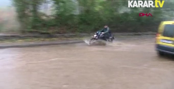 Beykoz'da sağanak yağış sonrası yollar göle döndü