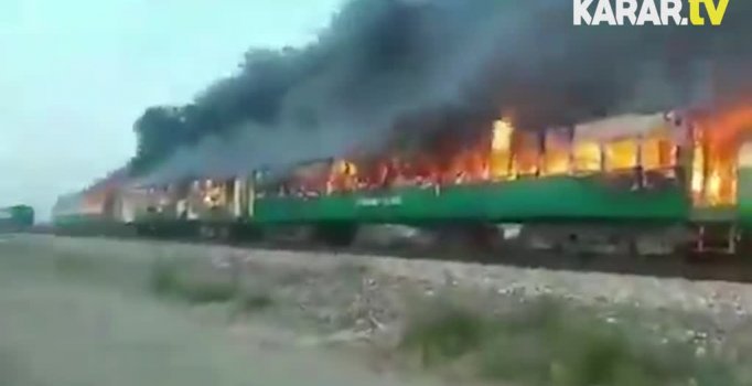 Pakistan'da yolcu treninde yangın!