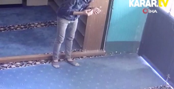 Önce dua ettiler, sonra camiyi soydular