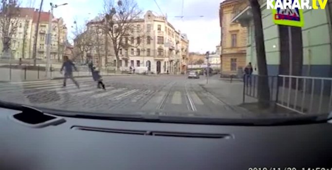 Yaya geçidinde sebepsizce kadına yumruk attı