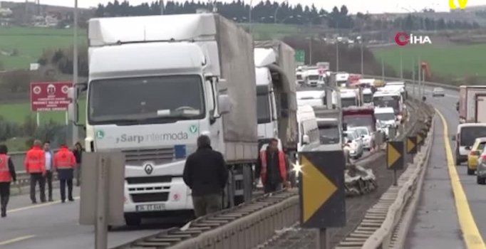 Yan yatan kamyon TEM'i kitledi