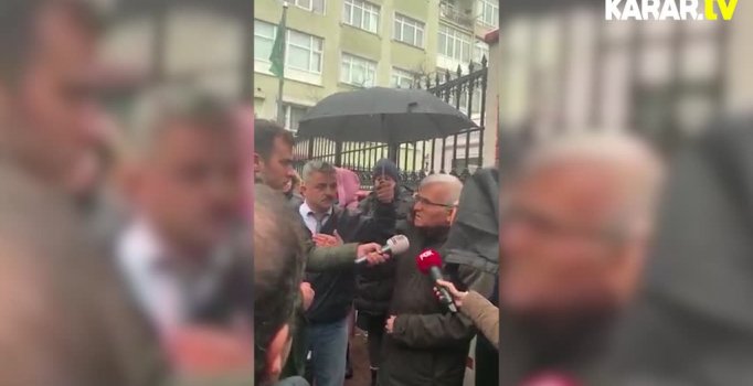 Maaşlarını alamayan öğretmenler grevde