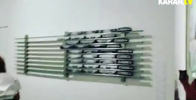 İtalyan sanatçı Cattelan'ın 'muz' eserine polis koruması