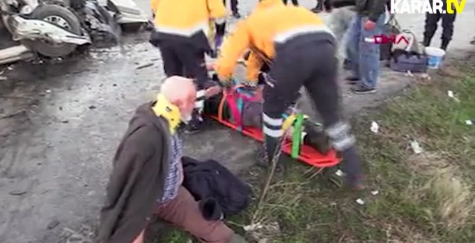 Çanakkale'de işçi minibüs ile vinç çarpıştı: 12 yaralı