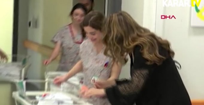 50 yaşında üçüzlerini kucağına aldı