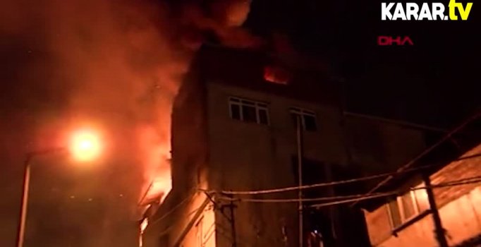 Beyoğlu’nda yangın: 2 binanın en üst katı kül oldu