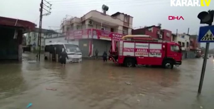 Adana'yı sağanak vurdu