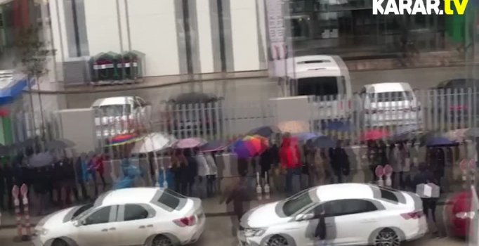 Yağmura rağmen beklediler!