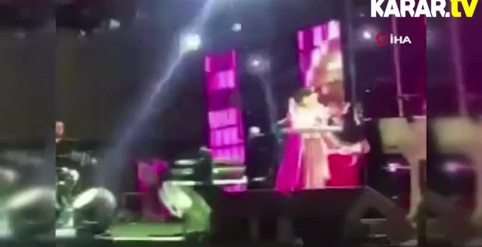 Deniz Seki konser sırasında sahneden böyle düştü