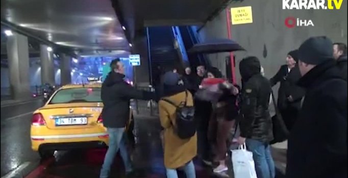 Taksici ile Romanyalı turistin Taksim'de meydan kavgası