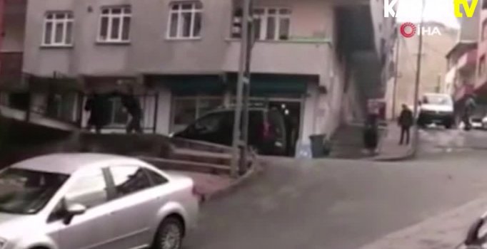 Sokak ortasında kadını sopayla dövdü