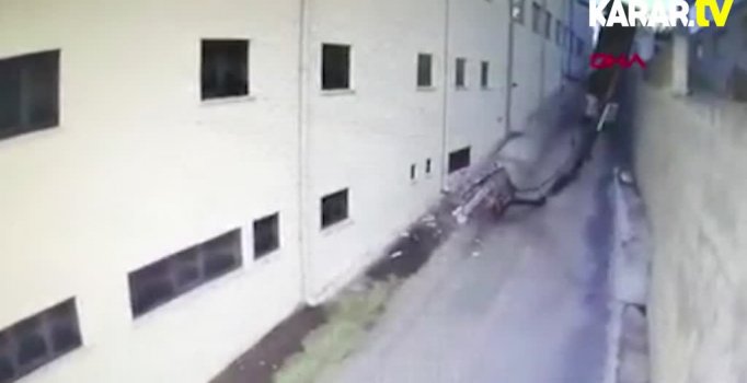 Vinç devrildi, çatıda asılı kalan işçi hayatını kaybetti