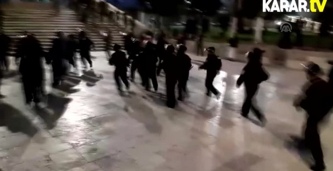İsrail polisi Mescid-i Aksa'yı basıp cemaate saldırdı