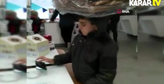 Simit satan çocuğun görüntüsü yürek burktu