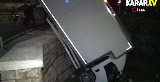 Kamyonet duvarda asılı kaldı