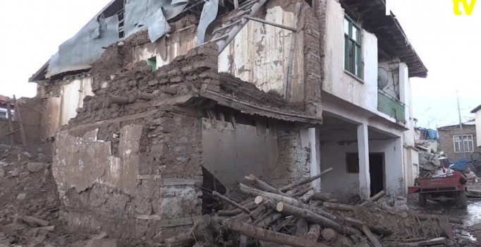 Doğanyol'da yıkım görüntülendi