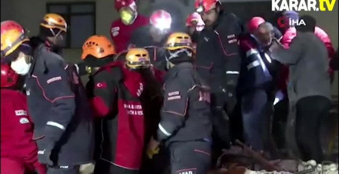 Enkazdan birer saat arayla 2 kadın sağ çıkarıldı