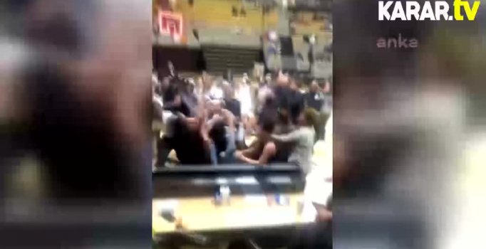 Kadın basketbolcular birbirine girdi