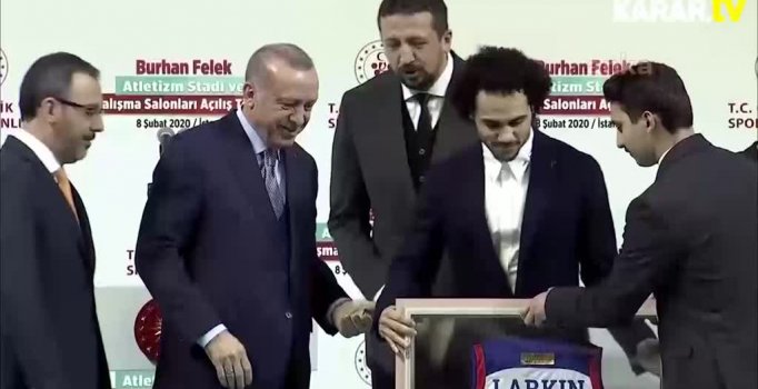 Erdoğan, Larkin'e ay-yıldızlı forma hediye etti