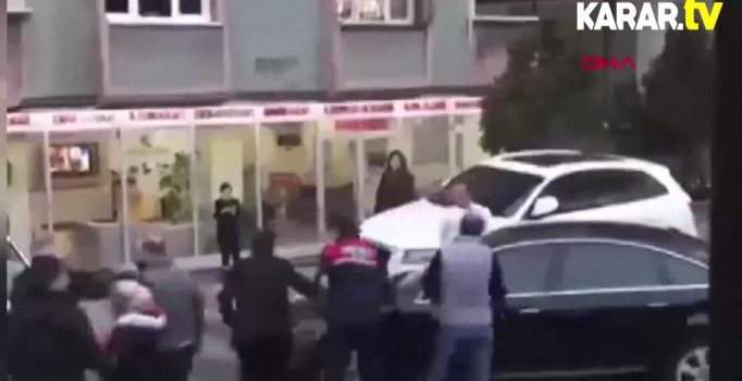 Park yerine sinirlendi araçlara vurdu