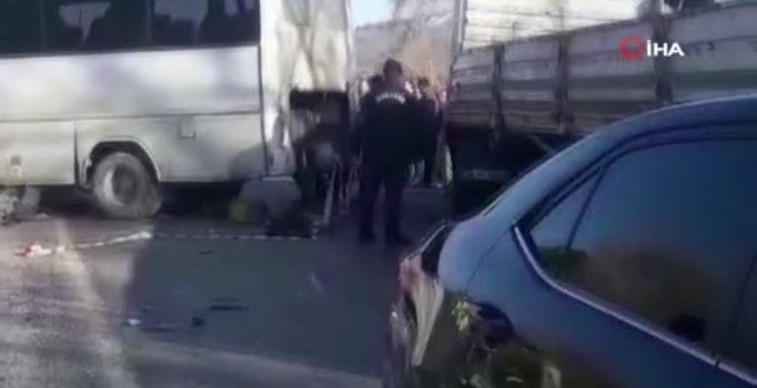 Kamyon ile işçi servisi çarpıştı