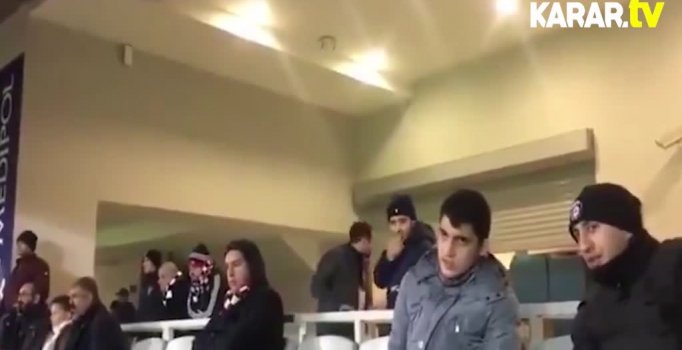 Emniyet görevlisi görme engelli taraftara maç anlattı