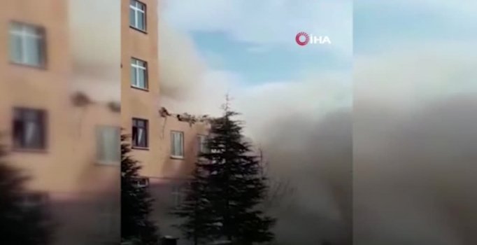 Elazığ'da bina kendiliğinden yıkıldı