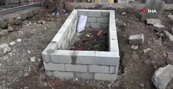 Katolik mezarlığındaki haç işaretini ısınmak için yaktılar