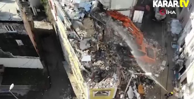 Tarihi surlar üzerindeki otelin yıkımı sürüyor