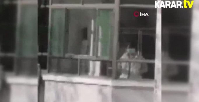 Koronavirüsün ayırdığı anne ve oğul uzaktan bakıştılar