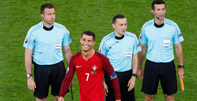 Cüneyt Çakır UEFA'dan en yüksek notu aldı