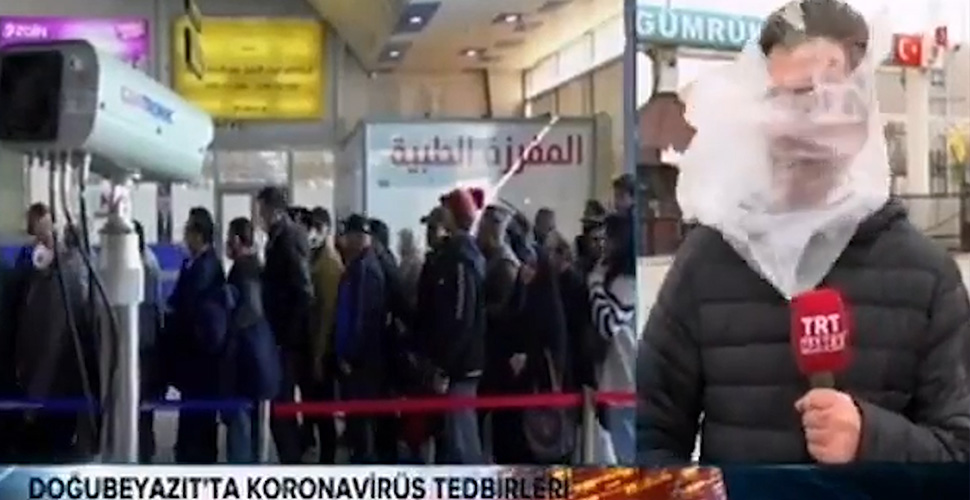 TRT spikerinin yüzüne poşet yapıştı