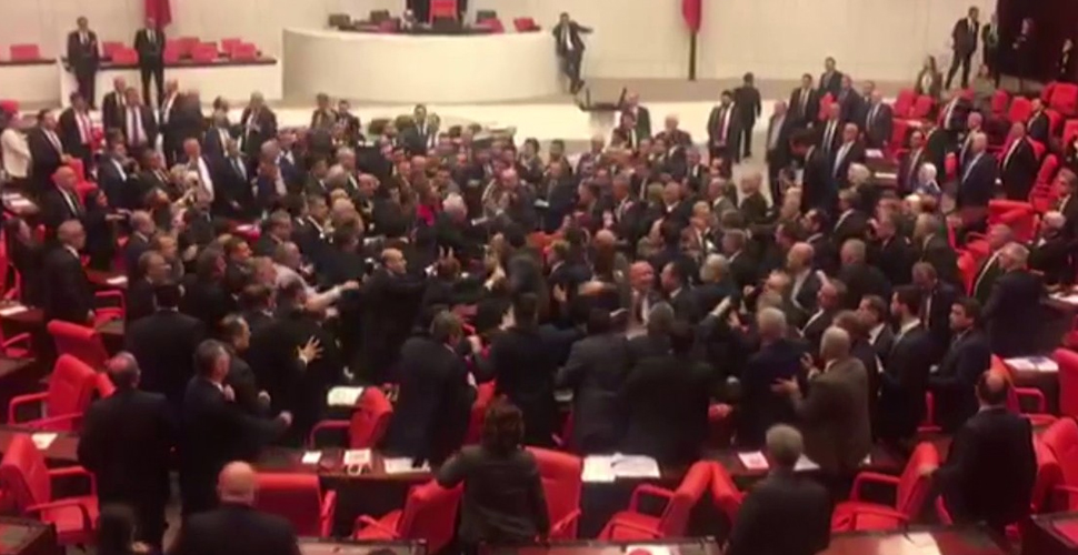 Meclis'te kavga: AK Partili ve CHP'li vekiller birbirine girdi