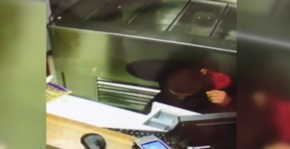 Bir eliyle hırsızlık yaptı, bir eliyle yüzünü kapattı